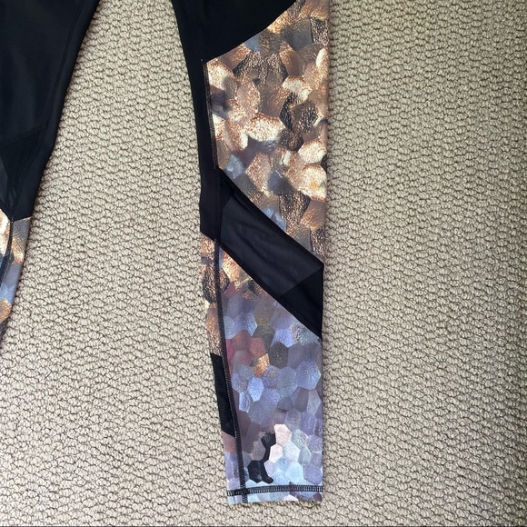 ✨HP✨Athleta Asymmetrical Mesh Sonar Leggings - Picture 6 of 12